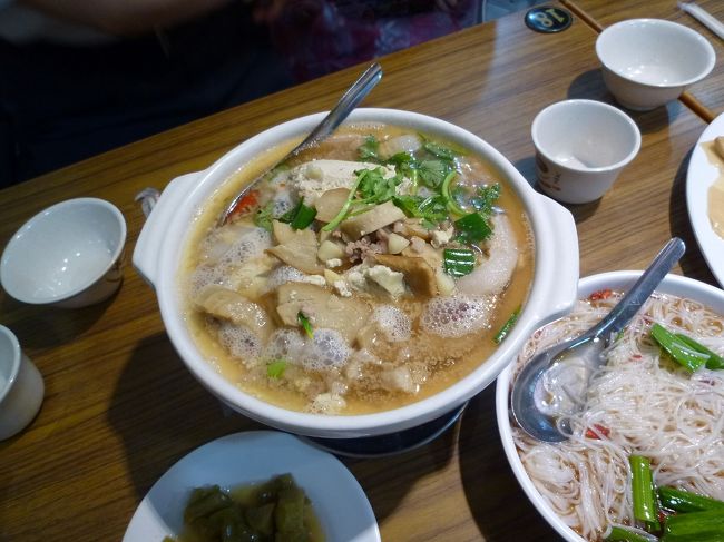 小師父豆腐美食店内の様子<br /><br />別の臭豆腐料理、まさに臭豆腐料理のオンパレードや!<br />