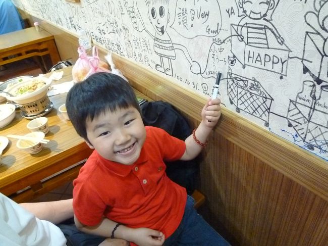 小師父豆腐美食店内<br /><br />食事風景、Kさんのお子さん