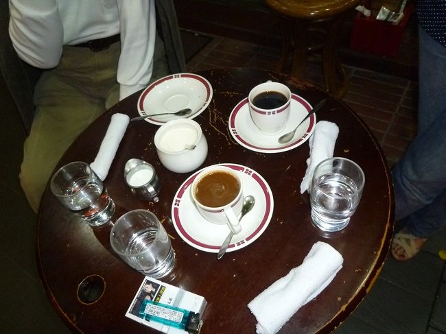 老樹で珈琲<br /><br />店内は禁煙なので、外で珈琲を楽しみました。<br />圭さんがここの常連だからでしょうか。