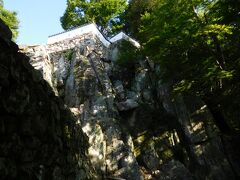 駐車場から歩くこと約40分、備中松山城の石垣が見えてきた。
一部は天然の岩をそのまま利用しているようだ。