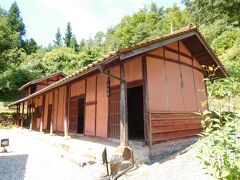 備中松山城の駐車場からさらに車で1時間ほどの、
ベンガラの町、吹屋まで足を延ばす。
以前（私が岡山にいた頃）、ここは成羽町吹屋だったが、
現在は高梁市の一部になっている。

まず最初は、町中から外れたベンガラ館。
壁はベンガラで染めて赤い色をしている。