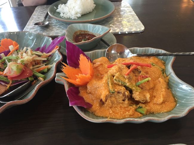 アジアンティークのバーンカニタ・バイ・ザ・リバーでプーパッポンカリーソフトシェルクラブなのでプーニムパッポンカリーというそうです。<br />カニの殻が嫌な場合はどうぞ。<br />また殻をむいたヌアプーパッポンカリーもあるそうです。<br />シンガポールのチリクラブもそうですが、カニは高いですね。<br />このお店が高いのかな。