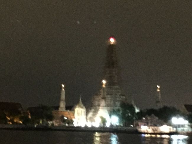 ホテル前の船着き場で船を乗り換え、ワットアルンへ。<br />知ってはいたが修復中。<br />