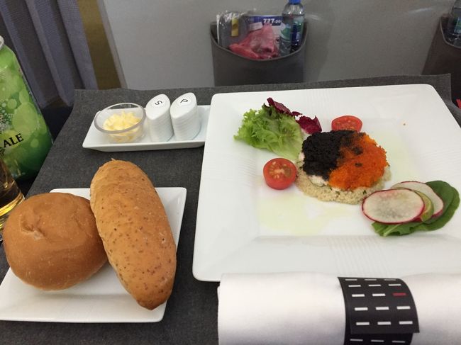 帰りの機内食。<br />和食と洋食をリクエストしておきました。<br />メインはビーフステーキ。写真はありません。