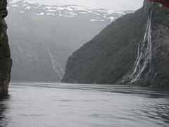 上の方は万年雪か氷河か