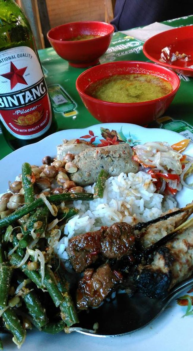 プシンガハンのサテイカン定食　１人前35,000Rpだよ。<br />地元の人はお祭りの時に大勢で予約して来ているよ。