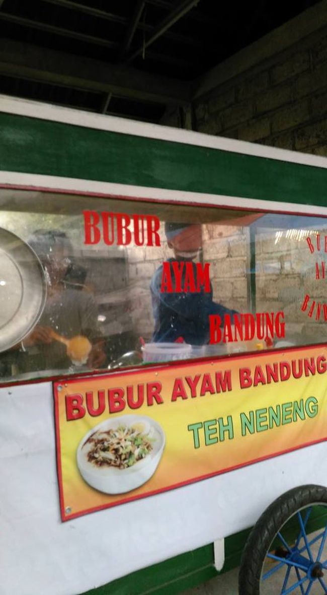 市場の奥にあるブブル（お粥）屋さん。<br />値段は5,000だったよ