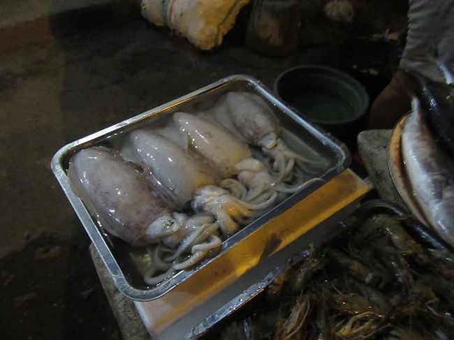 チュミ（イカ）は１杯50000Rp<br />エビも聞いたが、値段忘れましたね。(/ω\)