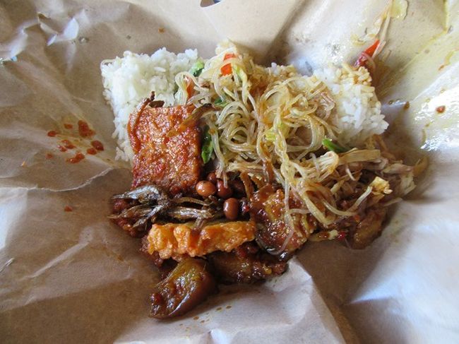 あちゃーーーっ　スプーンもフォークも忘れたよ( ；∀；)<br />ビーチのワルンでビール飲んで貸してもらおう（そんな知恵は働く）。