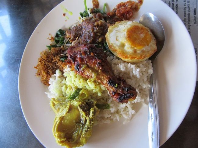 ハラルのナシチャンプル　20000Rp<br />でかいアヤムポップ乗ってるからね。