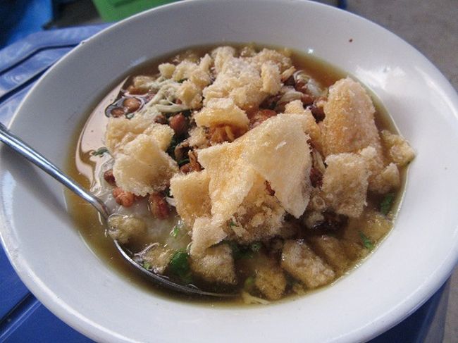 ほれ、その辺に座って食べな。