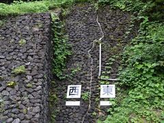 しばらく歩くとありました。糸魚川静岡構造線断層。
フォッサマグナの西の端で、東日本の北アメリカプレートと西日本のユーラシアプレートの境界にあたります。

地肌剥き出しではなく、綺麗に整備されてるんですね。ちょっと分かり辛いかもしれません。（一部、断層破砕帯が露出してはいますが。）