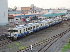 金木の斜陽館から戻ってきました。駐車場のエルムの街からバスで五所川原駅近くまでやってきました。五能線が見えます。