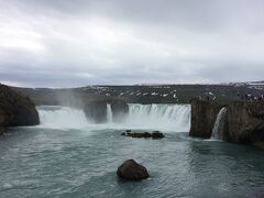 フーサヴィークから内陸に向かって南下して、ゴーザフォスGoðafossへ。
「神の滝」という意味だそう。
写真ではよくわからないけれど、緑色のきれいな滝です。
デティフォスに比べると、水音もだいぶソフト。