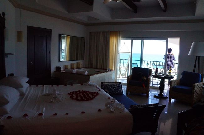 お部屋の準備ができたので、案内してもらいました。お部屋は４階。<br />部屋の全体を撮ったつもりが…少し暗くなってしまった…海はバッチリ目の前！