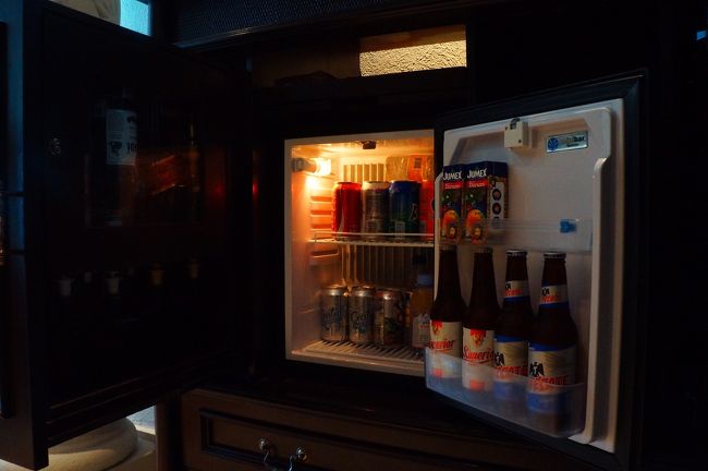 お部屋の冷蔵庫には沢山飲み物が。<br />暗くて見えないかもですが、ミニバーもあります。<br />もちろん全部が飲み放題！