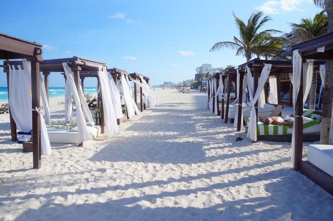 私たちのお部屋は、ビーチ沿いのベットが使えるので、早速ひと休みしに行ってみました。<br />人もそんなに多くなくて、ゆーっくり。<br />タオルも、プールサイドの貸出所でデッカイのを貸してくれます。