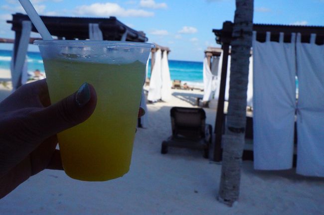 そして、ビーチ脇のバーでお酒をオーダー。マンゴーとテキーラ混ぜたやつだったかな？<br />美味し。