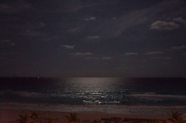 そうこうしてるうちに、暗くなってきたのでお部屋に入って一眠り。起きたら、綺麗な月に照らされた海が見えました。