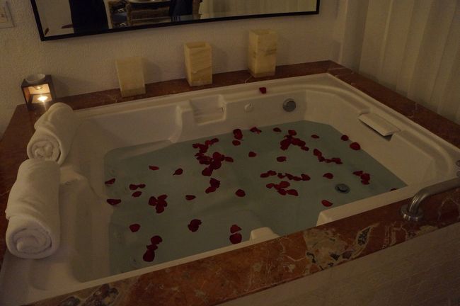 お腹も苦しくなったのでお部屋に帰ってくる。<br />アロマが炊かれていて、良い匂い〜。<br />ベッドに散らしてあったバラの花びらをジャクジーに入れてみました。<br />そして…眠くなったので、おやすみなさい。明日はチチェン・イッツァなので、朝が早い。