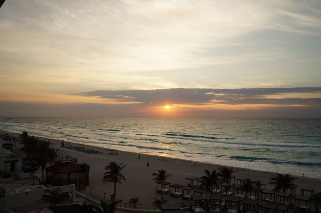 おはようございます。<br />今日はチチェン・イッツァに行くために、7:30集合。早起きしたら、朝日が拝めました。<br />旅行中って何で早起きできるんだろ。