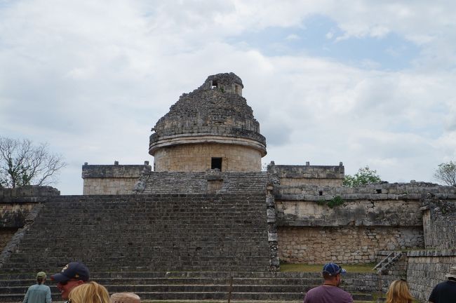 天文台。<br />これもまた、天文台の窓に仕掛けが。春分と秋分の日には、天文台の手前と奥の窓の直線に立つと、ちょうど窓枠の中を昇って来る太陽が通過するんですって。