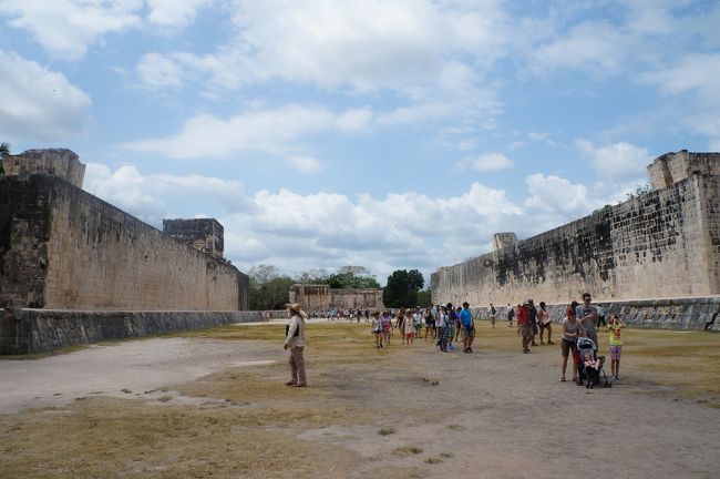 球技場<br />叫んだ声が届きやすいように、反響を利用できる設計になっていました。これも感動。