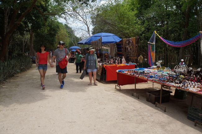 お土産。<br />敷地内にたくさんあります。値切れば結構安く買えます。お土産に良さそうなものも売ってるので、時間があったらゆっくり見るのもありだと思います。<br />ほとんどタダ、ビンボープライスって声を掛けられるのにびびった（笑）<br />私たちはここで、結構土産を買いました〜