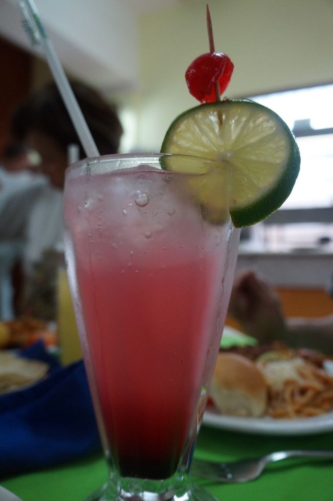 お昼は、少しバスを走らせ移動。<br />ハイビスカスをレモンスカッシュで割った感じ。メチャメチャ好みの味でした。