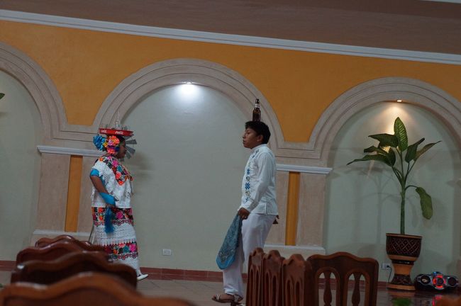 レストランではショーが行われていました。マヤのダンスなんですが、頭上にビンとかテキーラグラスの並んだお盆を乗っけたまま踊ってました。すごいバランス。