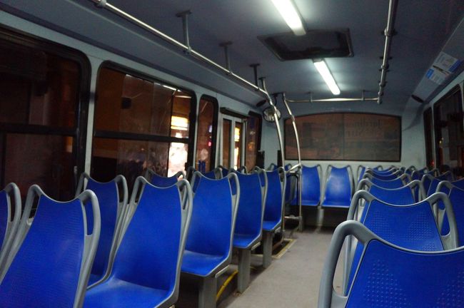 夕方ホテルに戻ってきた後、ちょっと休んでお買い物に行くことに。<br />巡回バスは24時間運行なので夜遊びしたい人も心配いりません。<br />結構綺麗なバス。