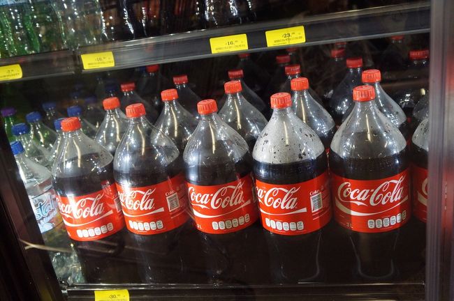 プラザ内のスーパーに、ハイビスカスジュースの元と、スパイスを買いに行ったら…3リットルコーラを発見！<br />メキシコ人て、コーラ大好きらしい。<br />ちなみに、日本のよりも飲むと甘いです〜