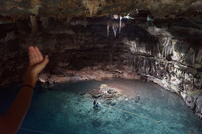 移籍を楽しんだ後は、セノーテを訪れる。<br />有名なのはグランセノーテですが、ここは違います。<br />それでも、綺麗な淡水で美しい景色。<br />水着に着替えて、ライフジャケット借りて入りました。<br />水は冷たいので、火照った体のクールダウンには最高です。ドクターフィッシュみたいな魚もいて、寄ってきました。<br />ここは、浅くて水深2m、最大深さ15ｍだそうです。ちょっと怖かった…