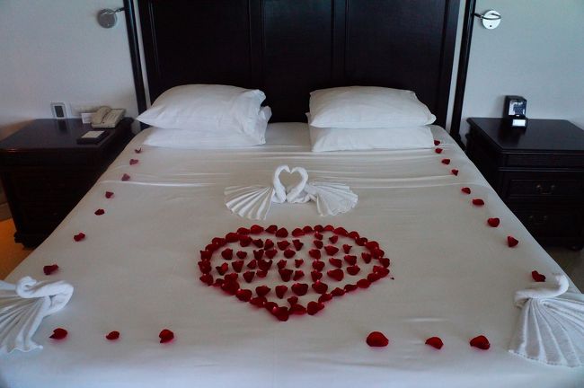 ハネムーンと伝えてあったので、ベッドメイクが可愛らしくなってました。<br />これを崩して寝るのが勿体なくて…