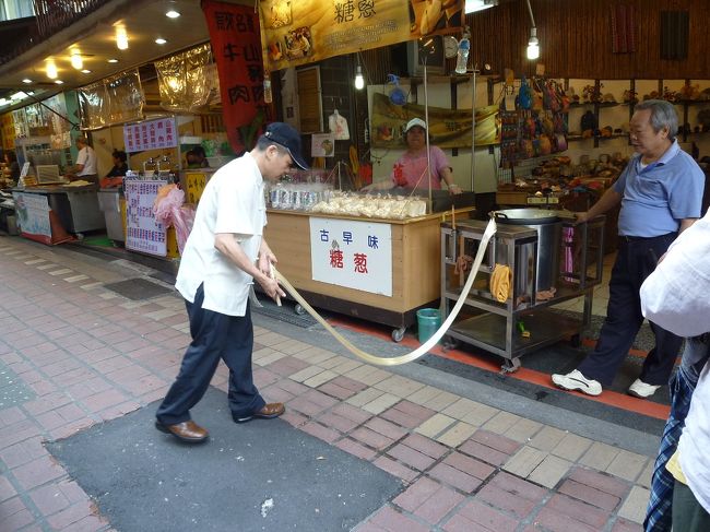 烏来老街を散策<br /><br />糖葱の実演