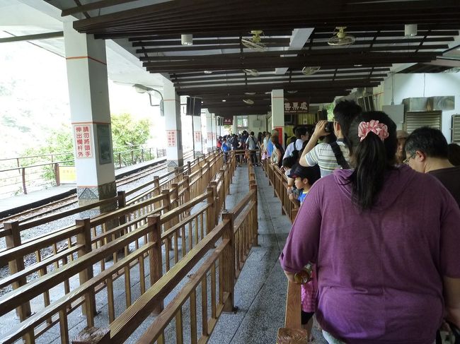 烏来観光トロッコ乗り場<br /><br />烏来台車駅、並んでいます<br />