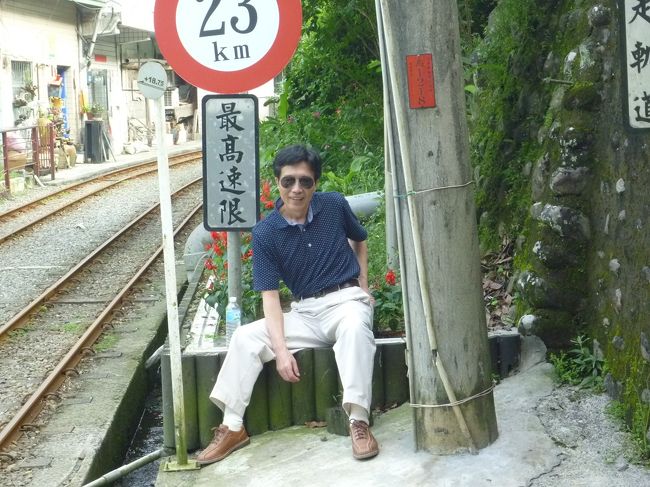 烏来観光トロッコ乗り場で一休み<br /><br />圭さん