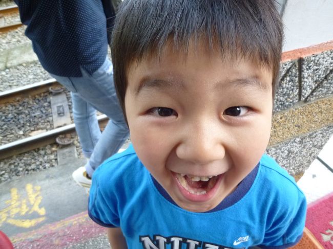 烏来観光トロッコ乗り場にて<br /><br />可愛いい友人です<br />創一朗君の面白顔、よく撮れています。<br />いい子だったし、また会いたいな。