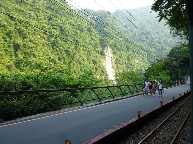 烏来観光トロッコから見る風景<br /><br />歩いている人も
