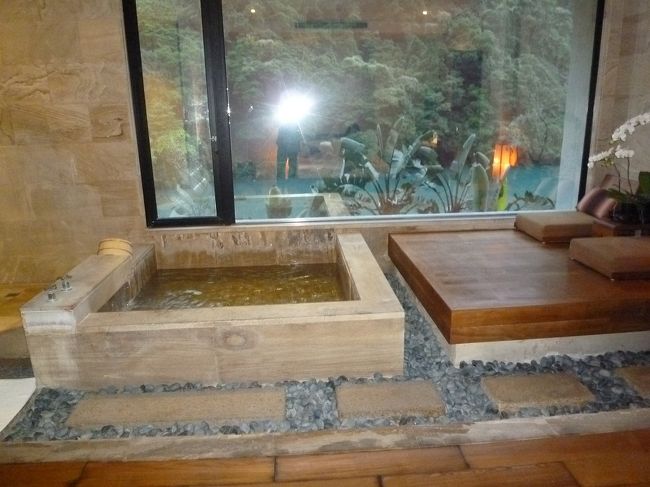 ヴォランド ウライ スプリング スパ &amp; リゾートの浴室<br /><br />綺麗で清潔感がありました。<br />浴室からも南勢渓が見れます。