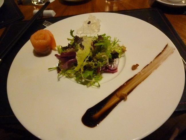 ヴォランド ウライ スプリング スパ &amp; リゾートで食事<br /><br />料理：サラダ