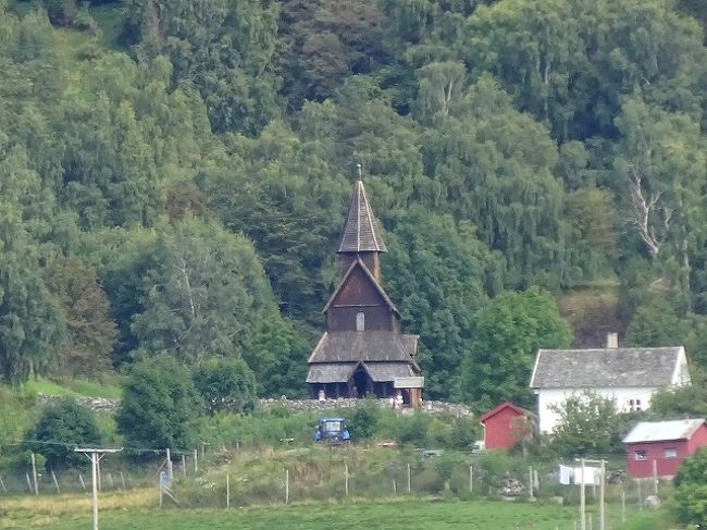 ノルウェー西部のフィヨルド→ウルネスの木造教会 (ノルウェー) 2016.8.21