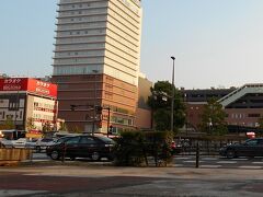 空港からレンタカーを借り、宿のある大分駅へ。

夕方の帰宅ラッシュにあたり、クルマの多いこと。
高速降りてから、大分駅まで大渋滞でした。

大分駅は、最近リニューアルされたのか、きれいな駅でした。