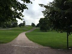 トラムで２駅乗ってから、Kaivopuisto（カイヴォプイスト公園）の中を抜け、めざすはCafe Ursula（カフェ・ウルスラ）。

サイトには「日曜は１８時まで」とあったので、かなり焦って３０分前に飛び込みましたが、行ってみたら２１時までになっていました。よかった。でも書いといてよ（・∀・）
