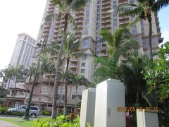 イリカイ ホテル&ラグジュアリー スイートIlikai Hotel & Luxury Suitesから
ヒルトン ハワイアン ビレッジ ワイキキ ビーチ リゾートHilton Hawaiian Village Waikiki Beach Resort方面へ。

　此のビルはヒルトン ハワイアン ビレッジ ワイキキ ビーチ リゾートの一番アラモアナショッピングセンター寄りです。

イリカイ ホテル&ラグジュアリー スイートIlikai Hotel & Luxury Suitesは、
ワイキキとアラモアナの中間地帯で、ワイキキ海岸の西端で、ヒルトンハワイアンビレッジ付近の散歩です。