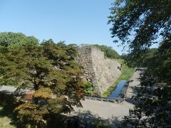 下乗橋より天守台方向．
続く石垣の背後では調査が進んでいるようだ．
盆中のこの日も作業されている方々がいた．