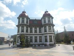 観光館裏の旧弘前市立図書館にも立ち寄る．
1906(M39)年建設，木造3階建，亜鉛鉄板葺，八角形双塔付，青森県重宝．
現在は弘前市立郷土文学館．開館時間9:00〜17:00，入館料無料，無休．