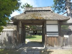 立佞武多の館から南へ約2km，五所川原市湊千鳥の旧平山家住宅．
この界隈の肝煎役を務めた平山家．
写真は表門．1830年建造，長屋門，寄棟造，茅葺，国重要文化財．