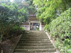 松前藩主松前家墓所．法幢寺境内奥の一段高い箇所にある．
国史跡名勝天然記念物．墓所内見学自由．