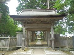 続いて法源寺．法幢寺の道路挟んで東側．
1469年に奥尻島に建てられた庵が起源とされる．江戸時代に入り松前に移ってきた曹洞宗寺院．境内拝観自由．
写真山門は江戸中期の建造，木造四脚門，切妻造，杮葺，国重要文化財．